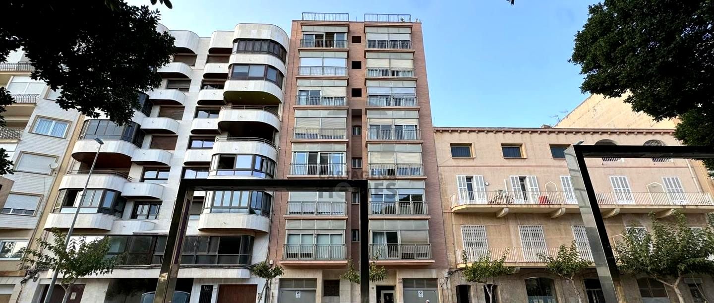 Pisazo En La Muralla Del Mar Con Garaje Y Trastero en Casco Antiguo — en venta