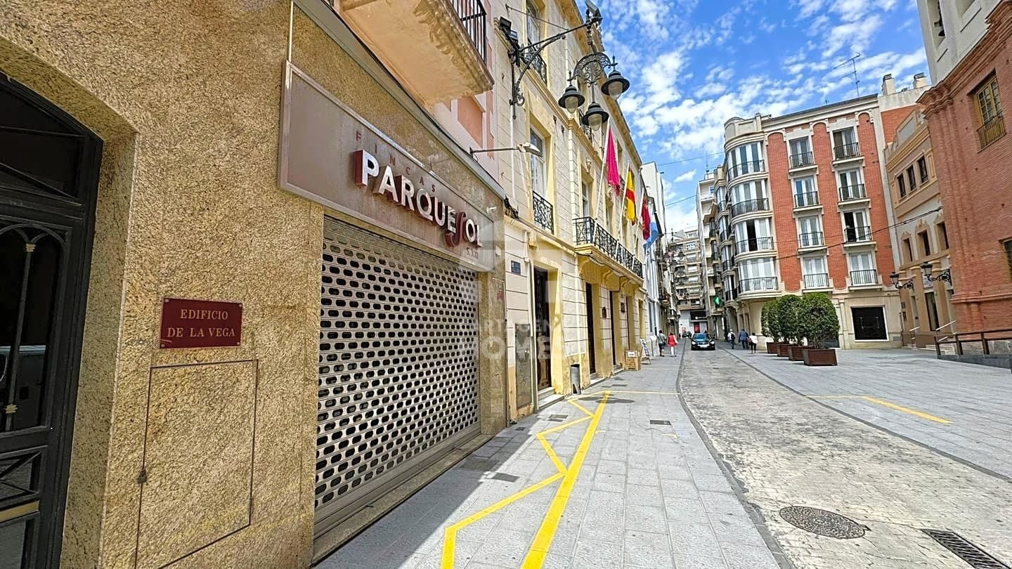 Excelente Local En 2 Plantas En Pleno Centro! en Casco Historico — en venta